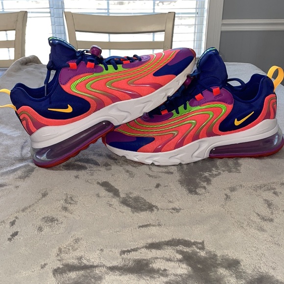 ✅Nike AirMax 270 React✅ - Picture 2 of 12